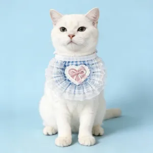 Detailansicht des süßen Haustier-Spucktuchs mit blauem Karomuster und Schleife für Katzen.