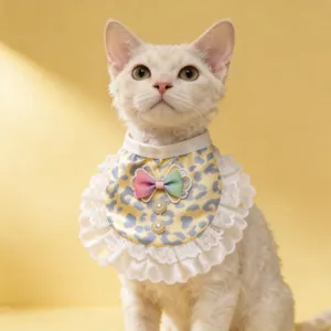 Süßes Katzen-Spitzenlätzchen mit Leopardenmuster, Schleife und Perlen im Detail.