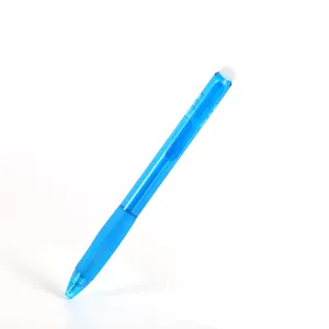 Blauer radierbarer Gelschreiber mit Radierer oben, glattes Schreiben fuer Schule und Buero.