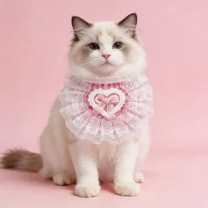 Exquisites rosafarbenes Haustier-Spitzenlätzchen mit süßem Herz-Schleifen-Design für Katzen.