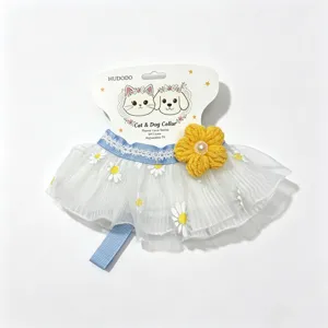 Haustier Spitzenhalsband mit Gänseblümchendruck, blauem Band und gelber Blüte für Hunde.