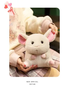 Vista detallada del juguete de peluche suave, adorable muñeco para niños pequeños.