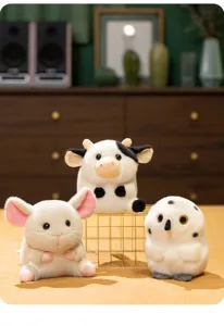 Vista detallada de bonitos peluches de animales regordetes con suaves muñecos búho vaca ratón.