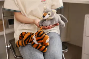 Gedetailleerde opname van schattige pluche dieren, zachte stof en gezellige metgezel voor kids.