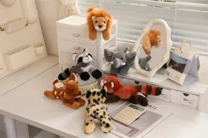 Schattige liggende pluche dieren set met leeuw, wasbeer, olifant en hert voor kinderen.