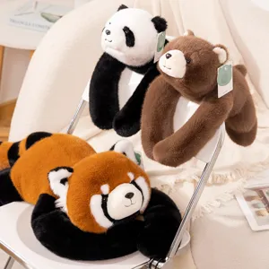 Adorables peluches de panda y oso reptantes, lindos muñecos suaves exhibidos en una silla blanca.