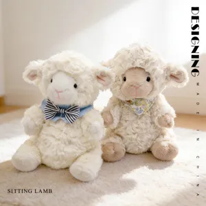 Simpatico agnello peluche seduto, morbida bambola per bambini e regalo compleanno ragazze.