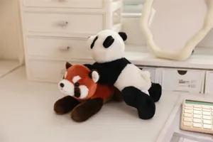 Leuke pluche panda en rode panda speelgoed detailshot op een schoon wit bureau