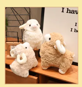 Detalle de peluche de oveja linda, muñeco de animal de peluche suave para decoración de habitación