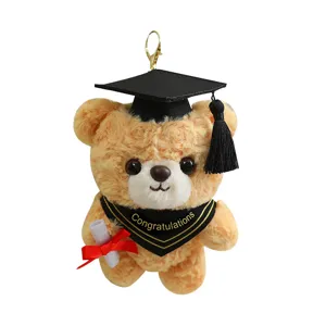 Schattige afstudeer beer pluche speelgoed sleutelhanger met baret en diploma voor studenten.