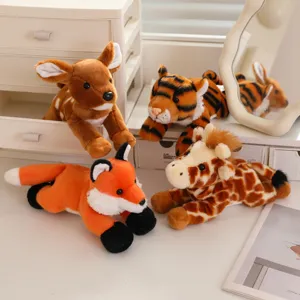 Pluche dieren set met liggend hert, tijger, vos en giraf als schattig kinderspeelgoed.