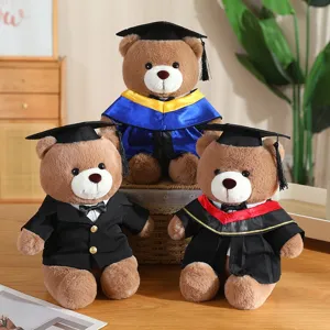 Leuke afstudeer teddybeer pluche speelgoed set met afstudeerhoeden en toga's, hoofdaanzicht.