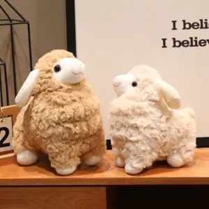 Bonito juguete de peluche de oveja de simulación de dibujos animados vista principal.