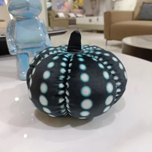 Peluche citrouille noire à pois blancs, coussin moelleux décoratif d'Halloween et jolie déco.