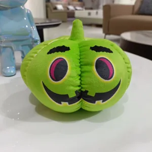 Peluche citrouille verte, détail de poupée en tissu d'Halloween mignonne, tissu doux.