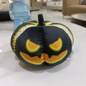 Vue détaillée d'une peluche citrouille d'Halloween, poupée effrayante douce pour enfants et cadeaux.