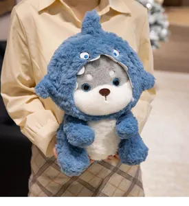 Vue détaillée d'une adorable peluche chien requin, tissu doux et design charmant pour enfants.