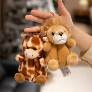 Porte-clés en peluche douce motif lion et girafe mignon, idéal pour sacs à dos et clés.