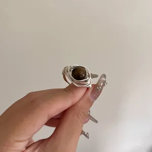 Bague artisanale fil de fer pierre œil de tigre vue détaillée avec un design de bande texturée