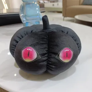 Peluche citrouille noire d'Halloween avec yeux de chat roses, douce poupée pour enfants.