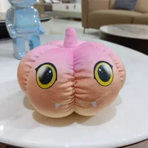 Vue détaillée de la peluche citrouille dégradée mignonne, poupée Halloween et cadeau enfant.
