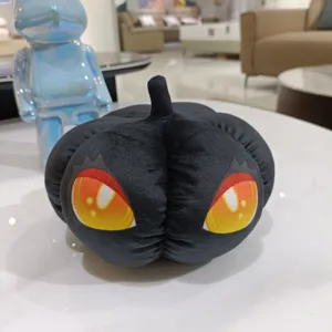Vue détaillée de peluche citrouille d'Halloween de dessin animé, poupée douce cadeau.