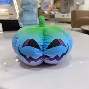 Vue détaillée de la jolie citrouille en peluche, douce poupée déco et cadeau d'Halloween.