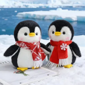 Joli jouet en peluche de pingouin de simulation avec écharpe rouge, poupée douce pour enfants.