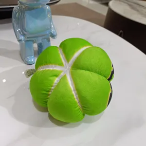 Peluche citrouille verte avec lignes de séparation blanches, poupée en peluche Halloween.
