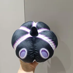Vue détaillée de la peluche citrouille d'Halloween, poupée en peluche noir et violet.