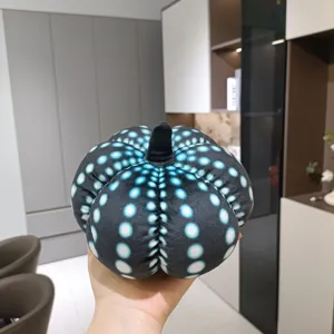 Jouet en peluche citrouille à pois, oreiller de décoration d'Halloween doux pour la maison.