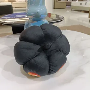 Vue détaillée de la peluche citrouille d'Halloween noire, poupée en peluche douce cadeau.