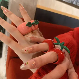 Gedetailleerd overzicht van trendy emaillen fruitringen, zoete en stoere dubbele vingerring.