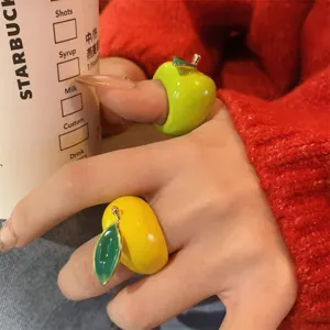 Gedetailleerde close-up van kleurrijke geëmailleerde fruitringen met groene appel en citroen.