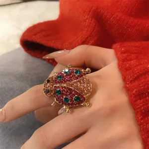 Gedetailleerde opname van deze stijlvolle lieveheersbeestje ring met kleurrijke strass.
