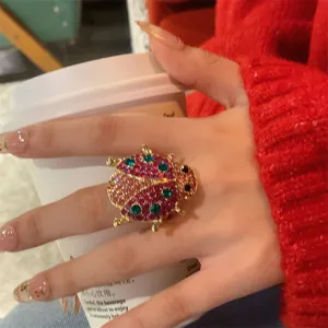 Gedetailleerde close-up van kleurrijke strass lieveheersbeestje ring, modieuze sieraden.
