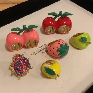 Emaille fruit en insecten ringen set, schattige macaron stijl aardbei kers sieraden detail.