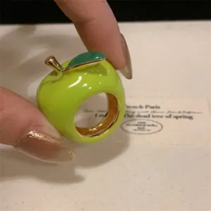 Chique groene appel ring met emaille details, leuk fruit vinger sieraad voor stijlvolle dag.