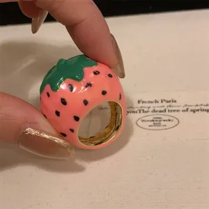 Niche ontwerp geëmailleerde aardbei ring, zoete macaron fruit stijl stapelbare sieraden.