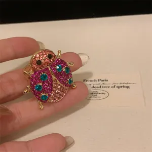 Prachtige lieveheersbeestje ring met sprankelende roze en blauwe strass steentjes, leuke sieraden.