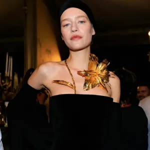 Collier choker fleur feuille en métal doré, style punk audacieux pour femmes élégantes.
