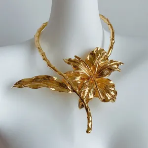 Collier ras de cou statement fleur de feuille de bananier metallique dore pour femmes.