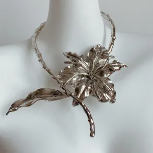 Collier choker fleur argenté statement, bijou col de feuille punk avant-gardiste.