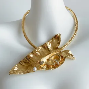 Collier ras de cou punk en métal doré feuille de bananier avec perle et strass mode femme.