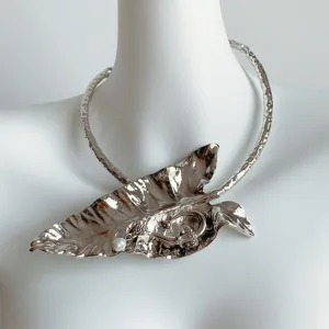 Collier ras de cou feuille de bananier en métal exagéré avec pendentif perle, style punk.