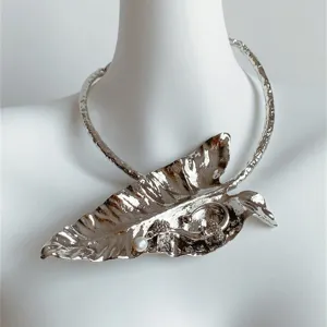 Collier ras de cou feuille de bananier en métal style punk, bijou statement femme.