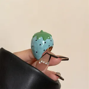 Emaille aardbei ring detailopname, zoete macaron blauwe fruit vinger sieraden voor dames.