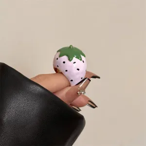 Close-up van emaille aardbei ring, zoete en coole stijl, uniek roze fruitontwerp voor dames.