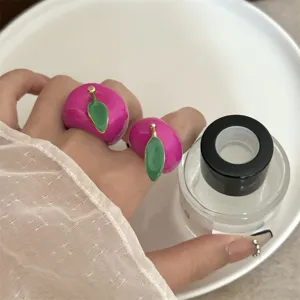 Detailopname van stijlvolle roze vruchten geëmailleerde ringen, glanzende textuur en trendy design.