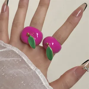 Mooie close-up detail van stijlvolle macaron roze geemailleerde aardbei fruit ring.